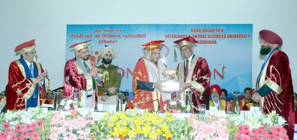 Dr Inderjeet Singh, Vice-Chancellor honoured Governor of Punjab and Chancellor of the University Shri Banwarilal Purohit 